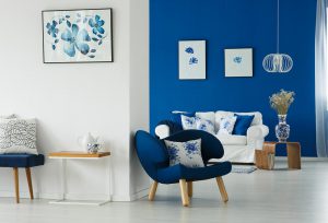 Wohnzimmer in blau-weiß