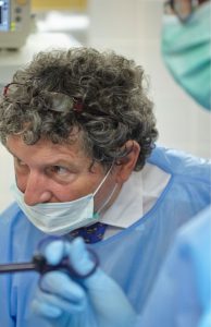 Arzt während einer Operation