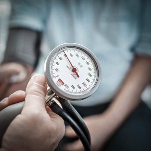 Messung des Blutdrucks bei einem Patienten