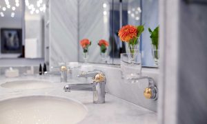 Florale Dekoration in einem Badezimmer der Max Grundig Klinik
