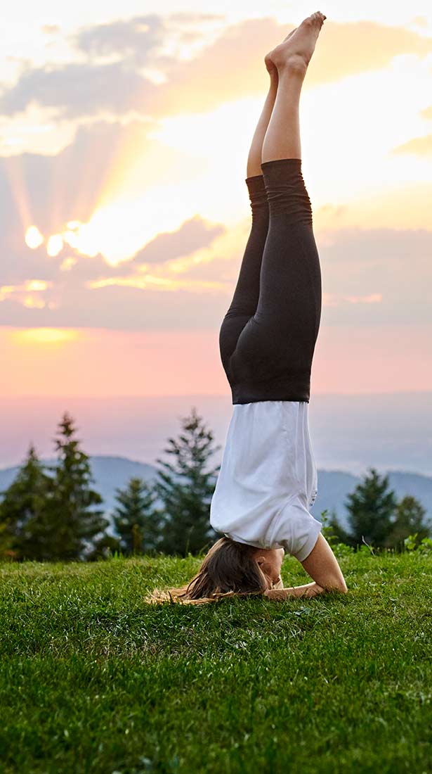 Yoga-Stunde mit Unterarmstand im Sonnenuntergang