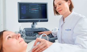 Ultraschall am Hals einer Patientin