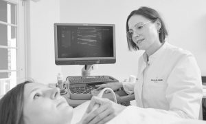 Ärztin macht ein Ultraschall bei einer Patientin