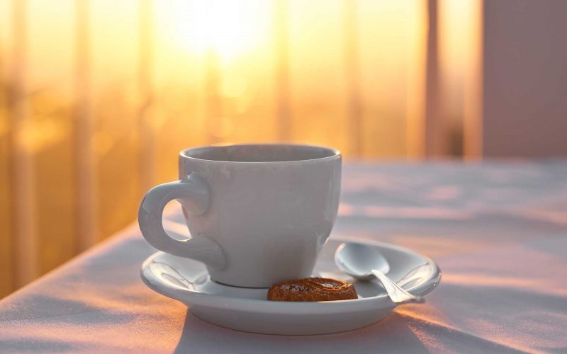 Kaffeetasse vor Sonnenuntergang