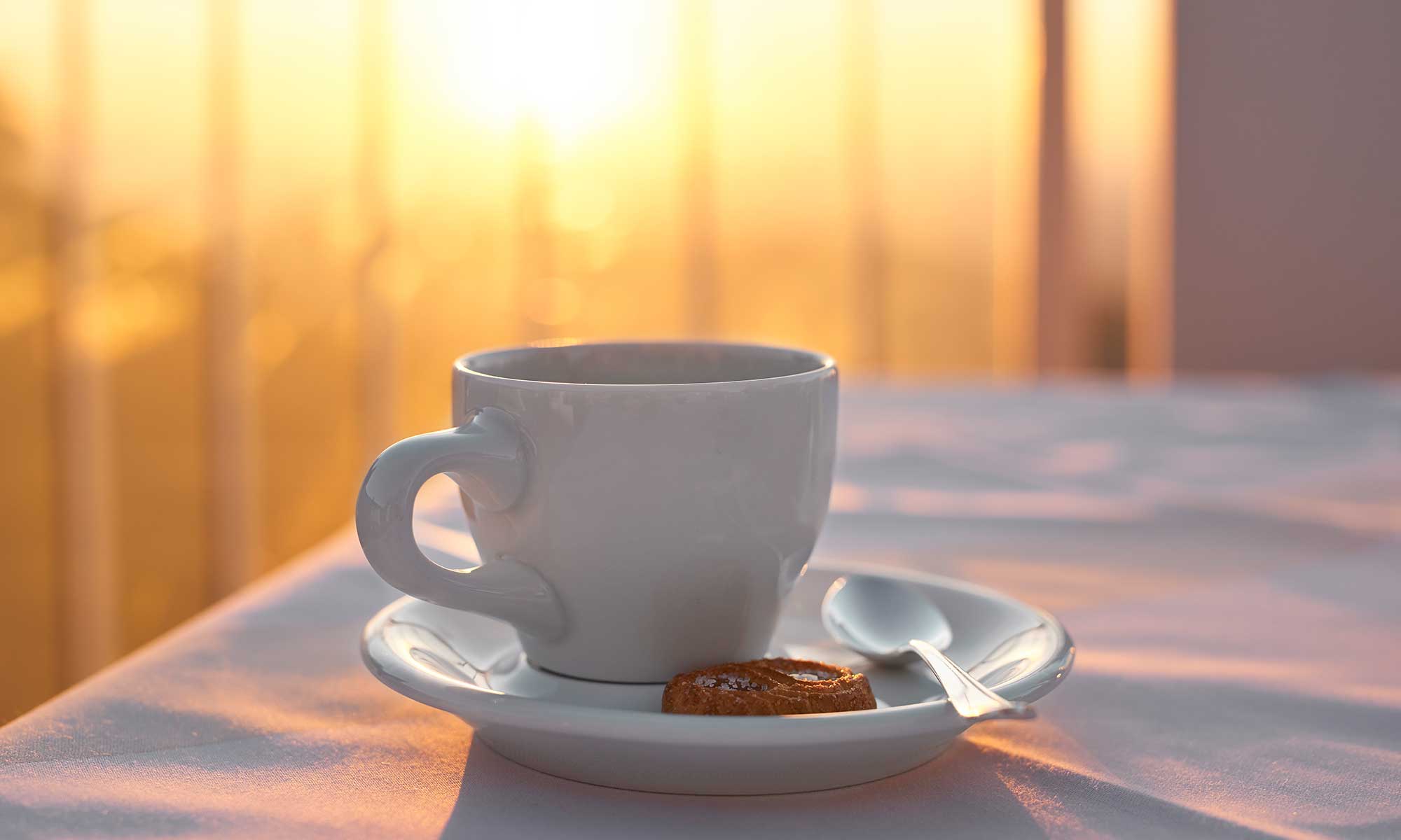 Kaffeetasse vor Sonnenuntergang