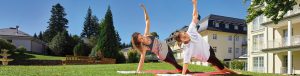 Yoga im Freien vor der Max Grundig Klinik