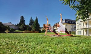 Yoga im Freien vor der Max Grundig Klinik