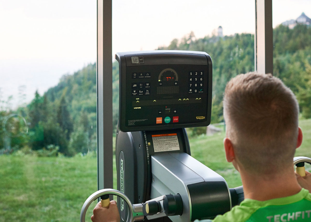 Training im Kardioraum der Max Grundig Klinik mit Ausblick auf den Schwarzwald