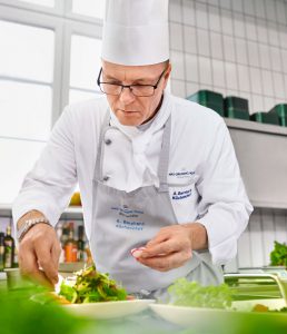 Küchenchef der Max Grundig Klinik Alexander Bernhard