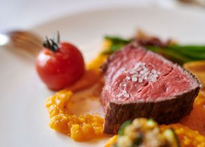 Rotes Steak mit Gemüse